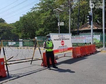 Polisi Gresik Tutup Jalan Ahmad Yani Jadi Kawasan Physical Distancing