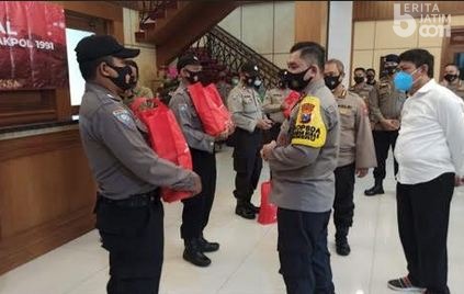 Kapolda Jatim Beri Hadiah pada 5000 Bhabinkamtibmas