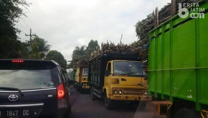 Antrean Truk Tebu Menutup Jalan, Polisi Siapkan Sanksi
