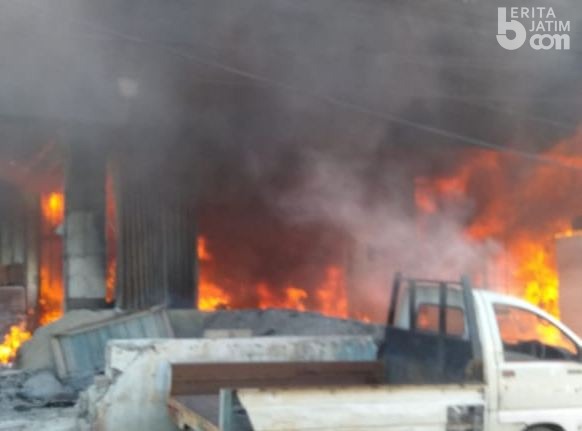 Ruko Ludes Terbakar di Manukan Surabaya, Satu Korban Loncat