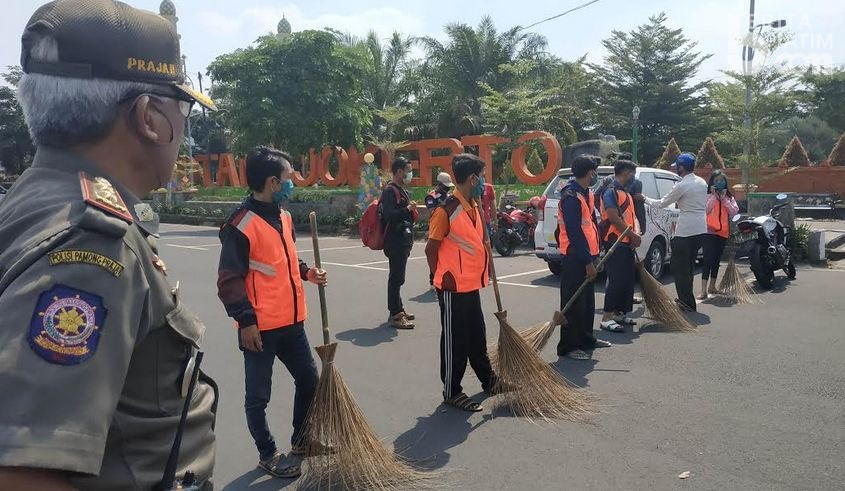 Tak Pakai Masker, Warga Kota Mojokerto Dihukum Nyapu Alun-alun