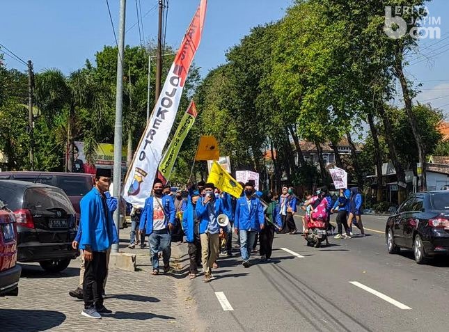 HUT Bhayangkara, PC PMII Mojokerto Aksi Protes Maraknya Galian C Ilegal