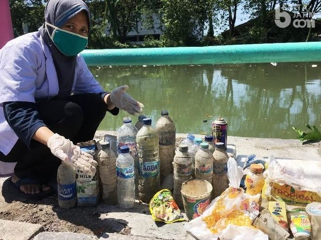 Sampah Plastik Banyak Ditemukan di Kalimas Surabaya
