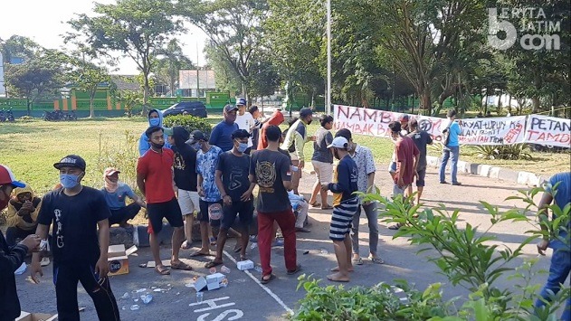 Desak Penutupan Tambak Udang Tak Berizin, Puluhan Warga Luruk Kecamatan