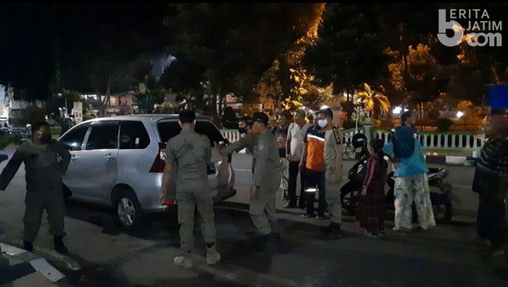 Mobil Bergoyang di Pinggir Alun-alun Tuban, Tisu dan Kondom Berserakan