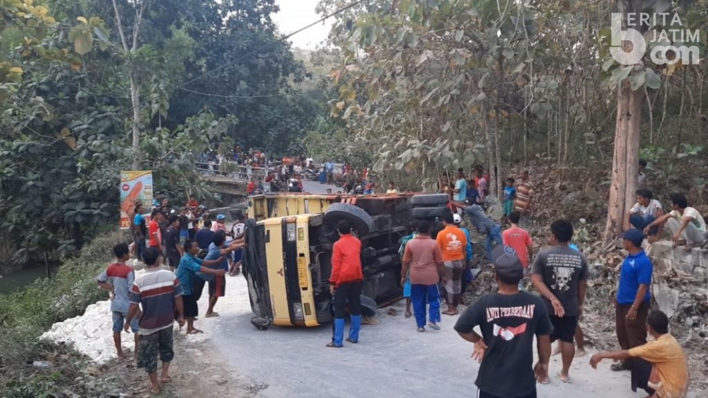 Tak Kuat Nanjak, Truk Muatan Batu Kapur Mundur lalu Terguling