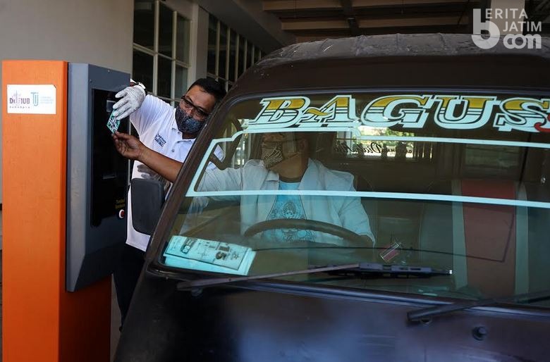 Parkir di Joyoboyo Tak Bisa Pakai Uang Cash
