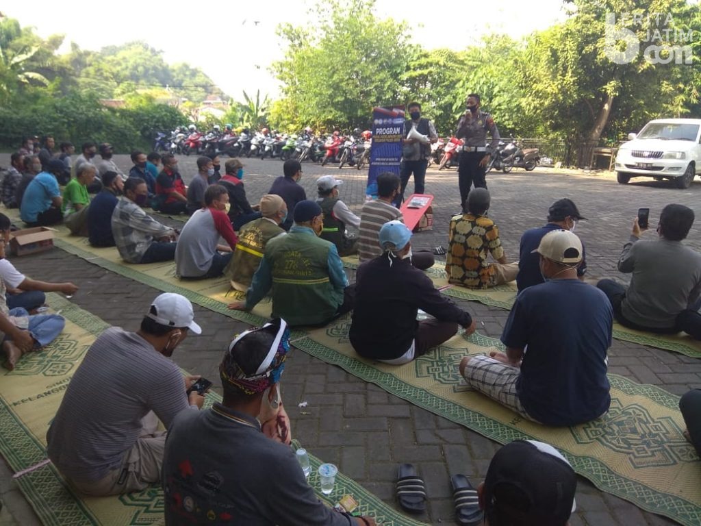 Polisi Sosialisasi Penggunaan Sekat bagi Pengemudi Ojek