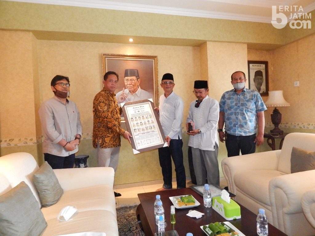 PWI Jatim Beri Penghargaan Kepada Mendiang Kiai Hasyim Muzadi
