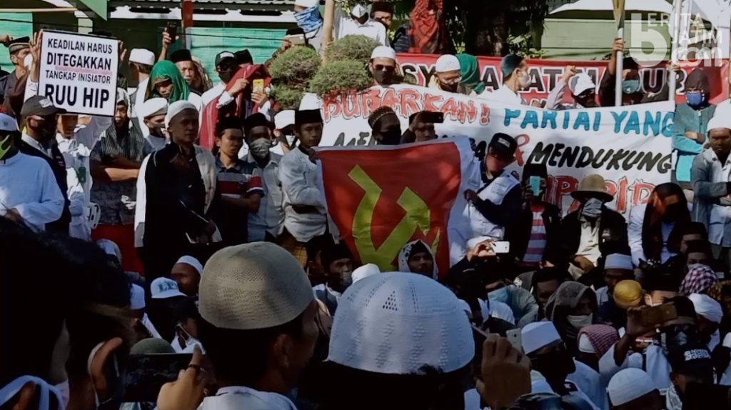 Massa FPI di Sumenep Akhiri Aksi Dengan Bakar ‘Bendera PKI’