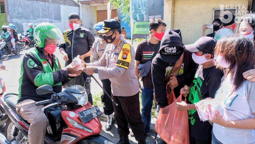 Kombespol Sumardji dan Bonek Bagi-bagi Masker dan Nasi Bungkus