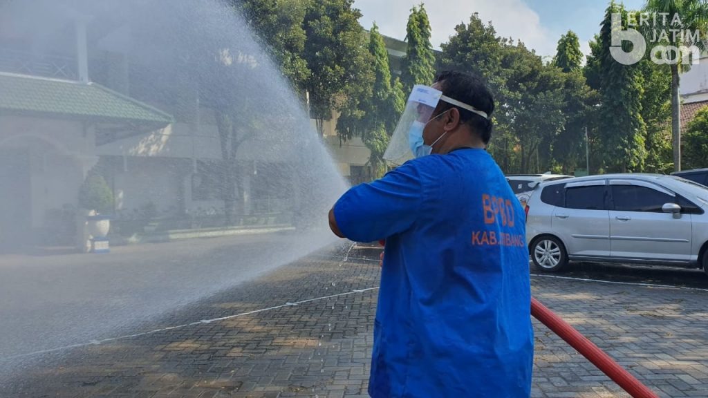 Sejumlah Pejabat Positif Covid, Kantor Pemkab Jombang Disemprot Disinfektan