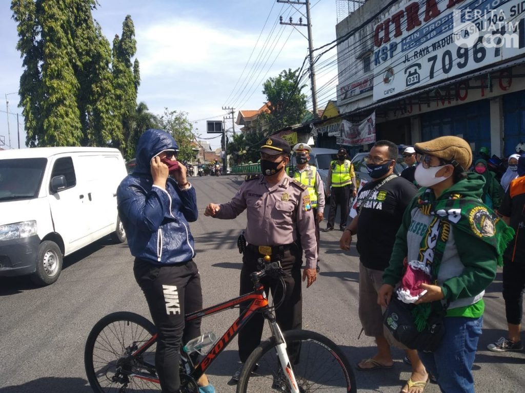 Polisi dan Bonek Waru Bagikan Masker Gratis