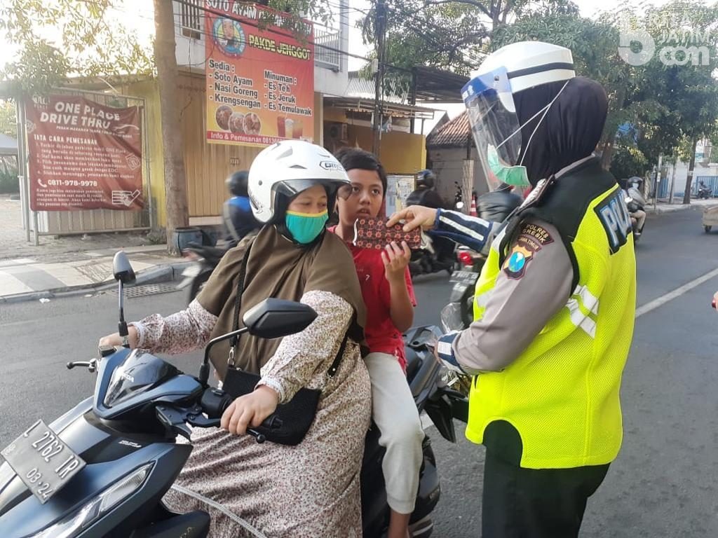 Operasi Patuh Semeru 2020, Polisi Gresik Bagikan Ribuan Masker