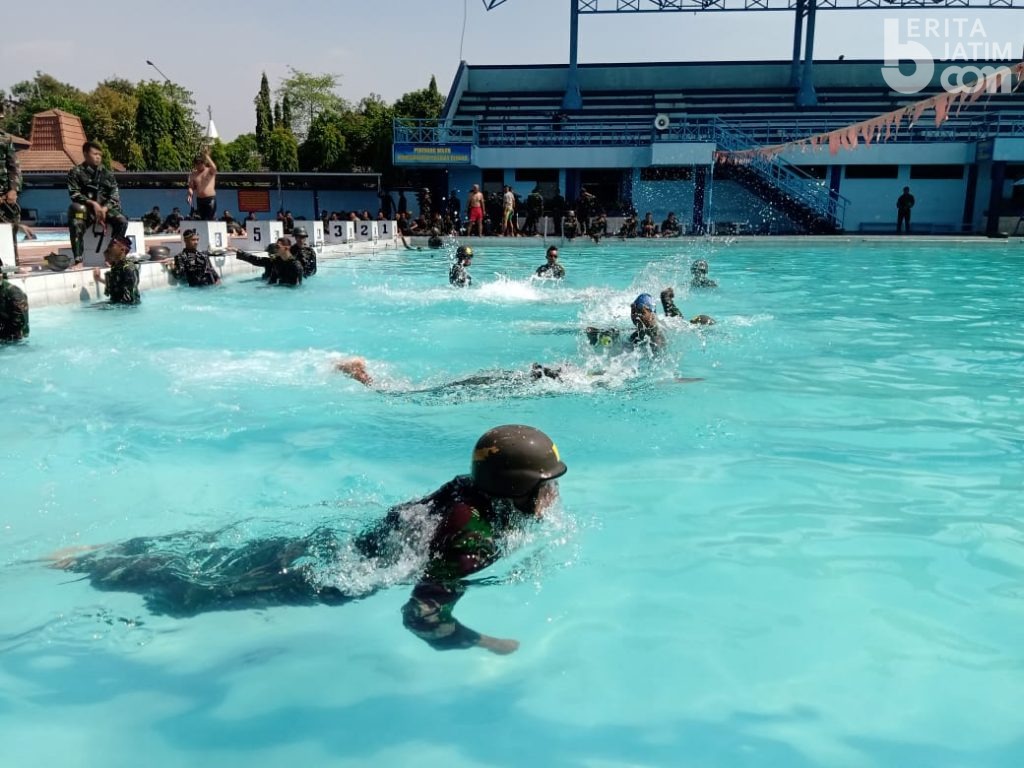 Tim Binsat Yonif 5 Marinir Latihan Renang Militer