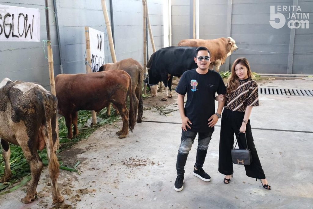 Juragan 99 Group Bagikan Daging Kurban