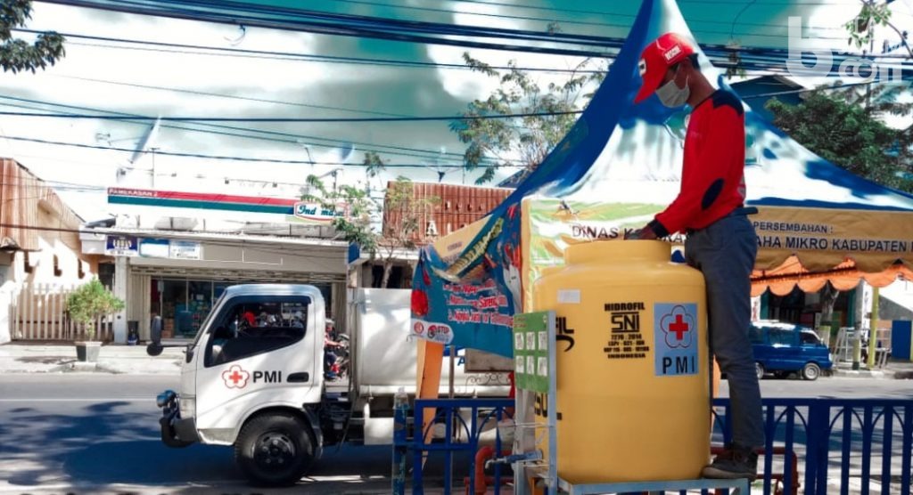 KSR PMI Pamekasan dan Mahasiswa KKN UNIRA Distribusikan Air Bersih