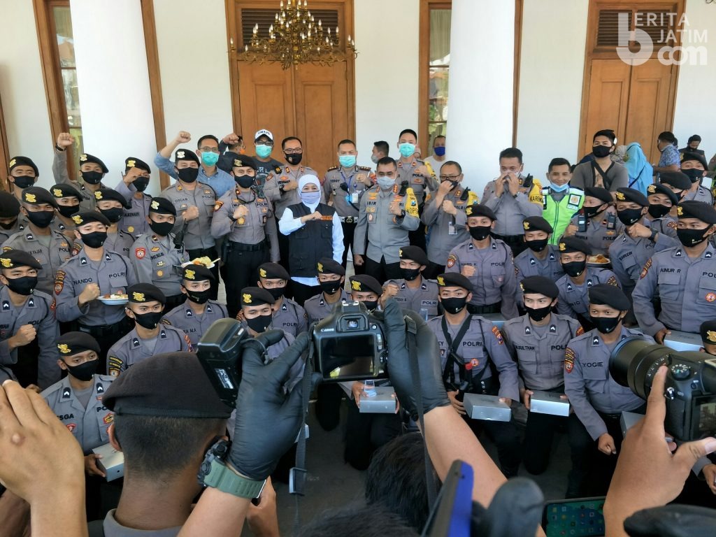 HUT ke-74 Bhayangkara, Gubernur Khofifah Bagikan Kue Tart dan Susu ke Polisi
