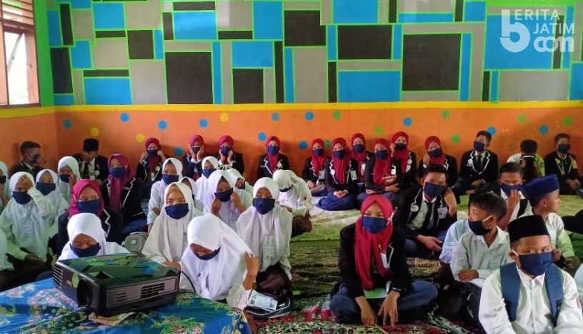 Cara Relawan Pamekasan Bagi Pengalaman Hadapi New Normal