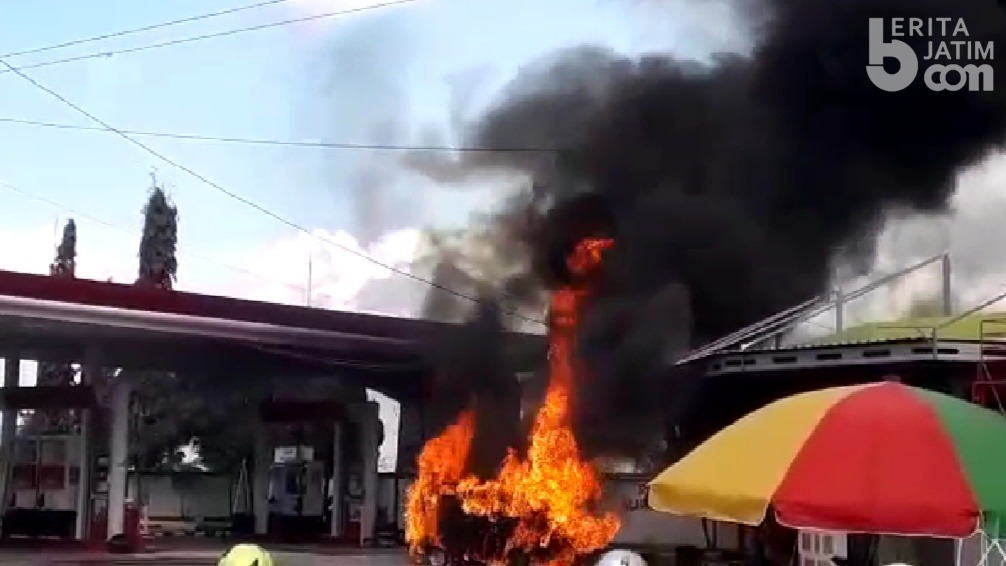 Mobil Carry Hangus Terbakar di SPBU Larangan Badung