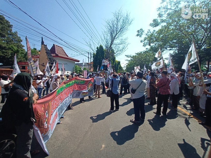 Ratusan Massa Demo Tolak RUU HIP di depan Gedung DPRD Kota Kediri