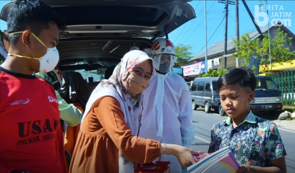 PMI Pamekasan Bagikan Biskuit Gratis dan Penyemprotan