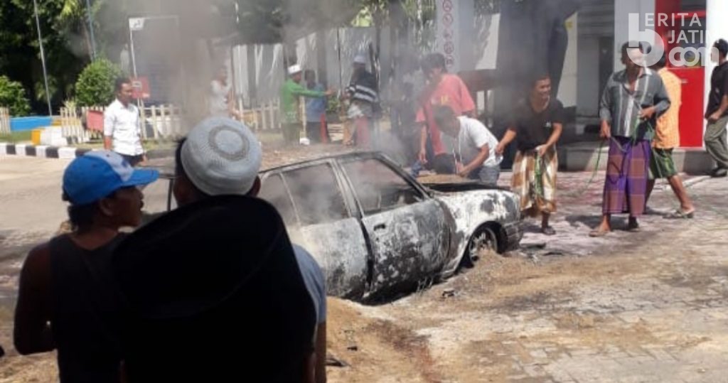 Mobil Sedan Hangus Terbakar di SPBU Sotaber