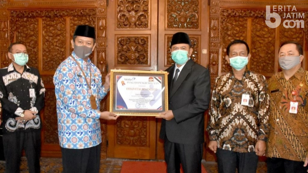 Bupati Mojokerto Terima 2 Penghargaan Tingkat Nasional Secara Virtual