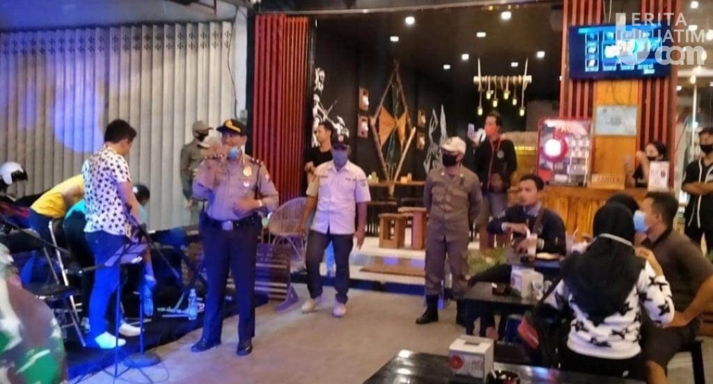Personel Gabungan Sisir Pusat Keramaian di Pamekasan