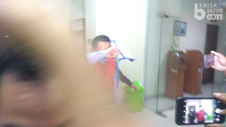 Dijebloskan ke Bui, Tersangka Korupsi Menolak Berkomentar