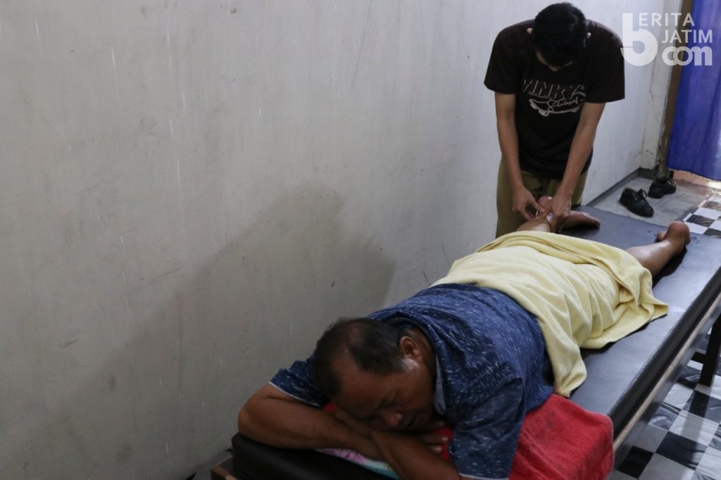 Dinsos Kota Kediri Fasilitasi Tunanetra Buka Praktek Pijat Shiatsu