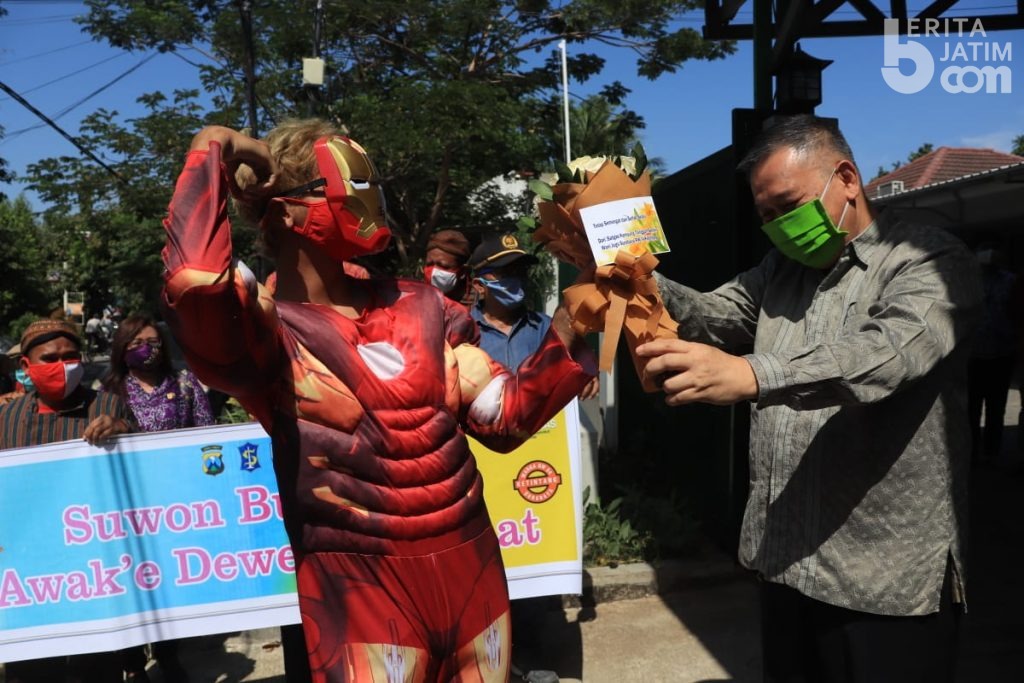 ‘Iron Man’ Berterimakasih ke Risma di Kampung Tangguh