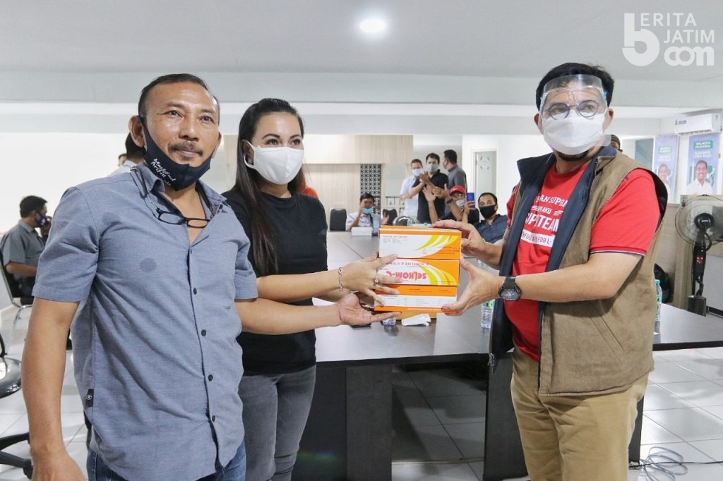 Warga Surabaya Kekurangan Multivitamin, Cak Machfud Langsung Salurkan Bantuan