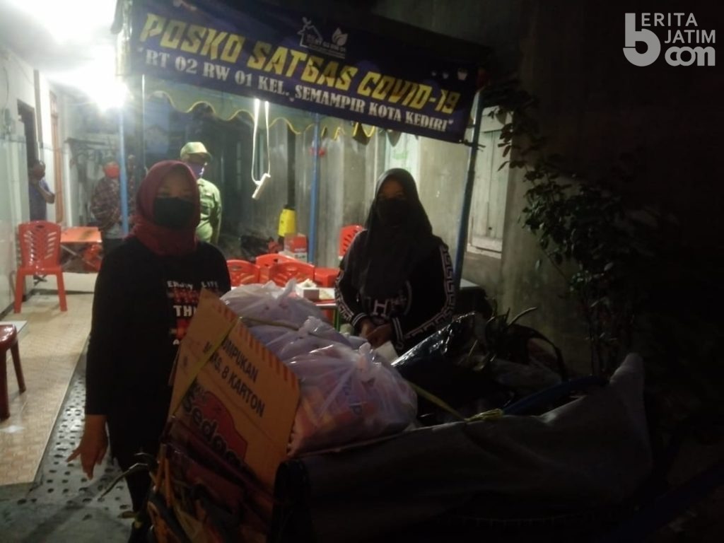 Anggota DPRD Kota Kediri Bagi Sembako dan Sayur untuk Warga Jalani Isolasi Mandiri