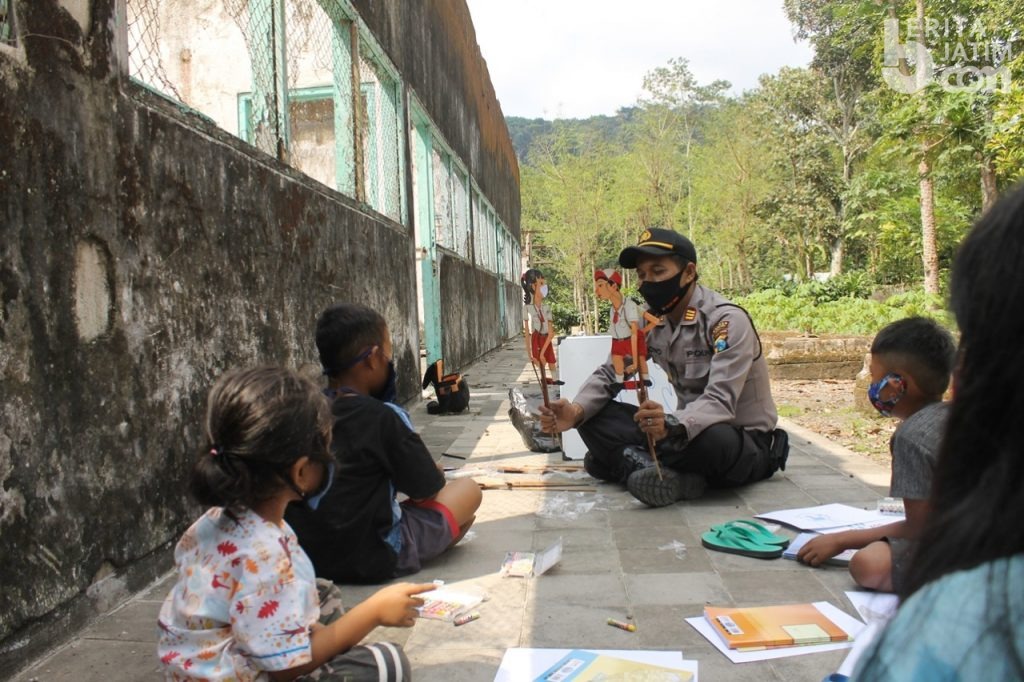 Kapolsek Puncu Kediri Ajarkan Pendidikan Karakter Melalui Media Wayang