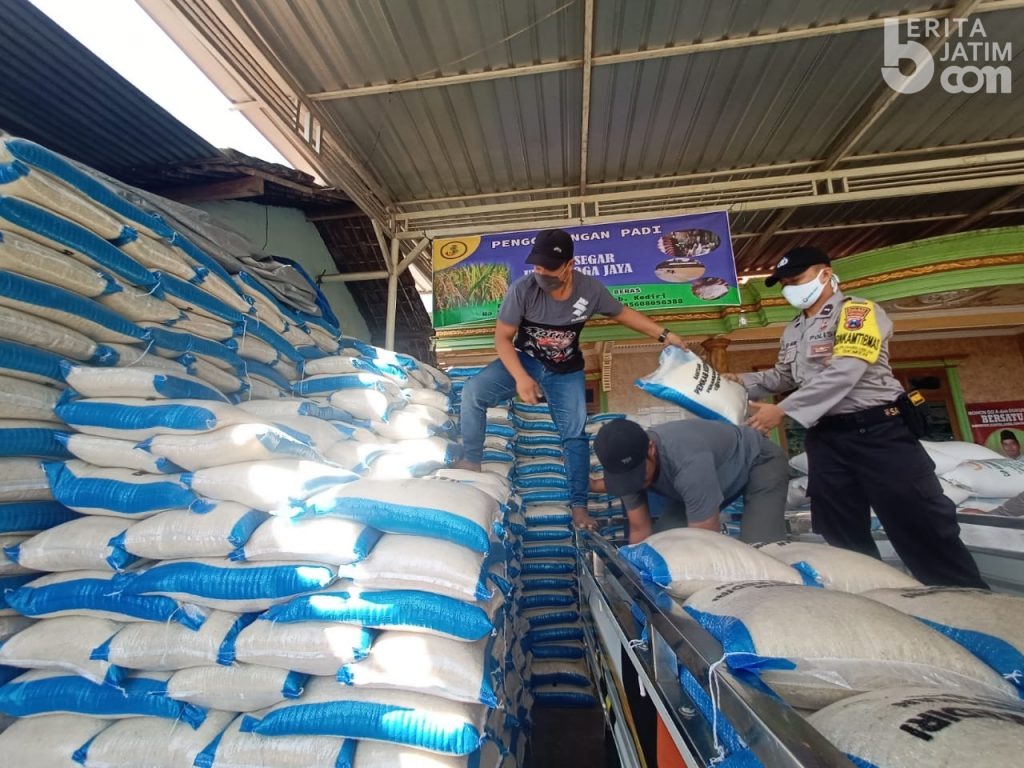 Pemkab Kediri Salurkan Beras Bantuan untuk Warga Terdampak Covid-19