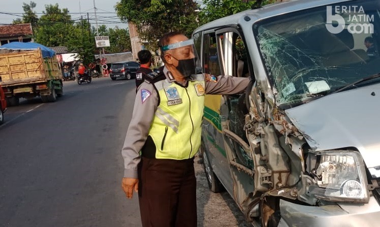 Jalan Menikung, Truk Tronton Tabrak Ambulans Desa