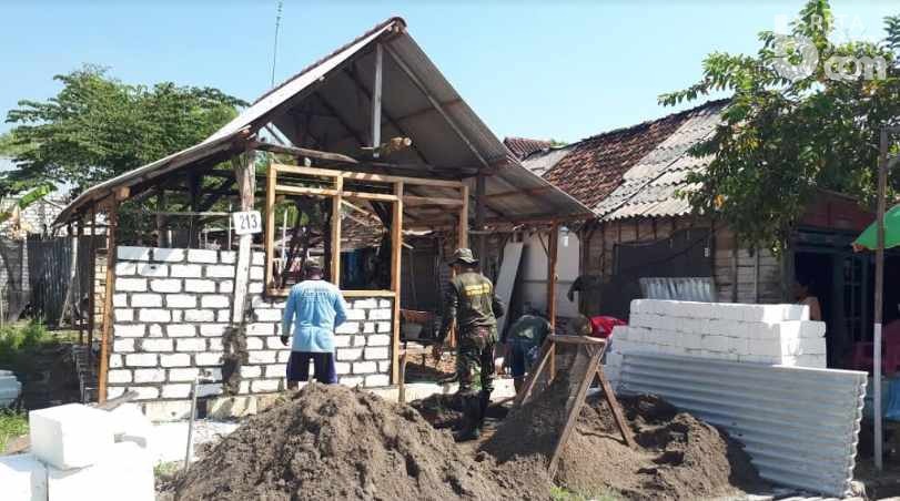 Anggota TNI Bedah Rumah Tidak Layak Huni Warga Miskin di Lamongan