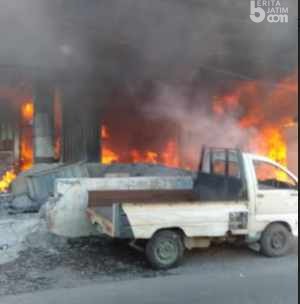 Ruko Bahan Bangunan di Manukan Terbakar, Penghuni Pakai Handuk Lakukan Ini