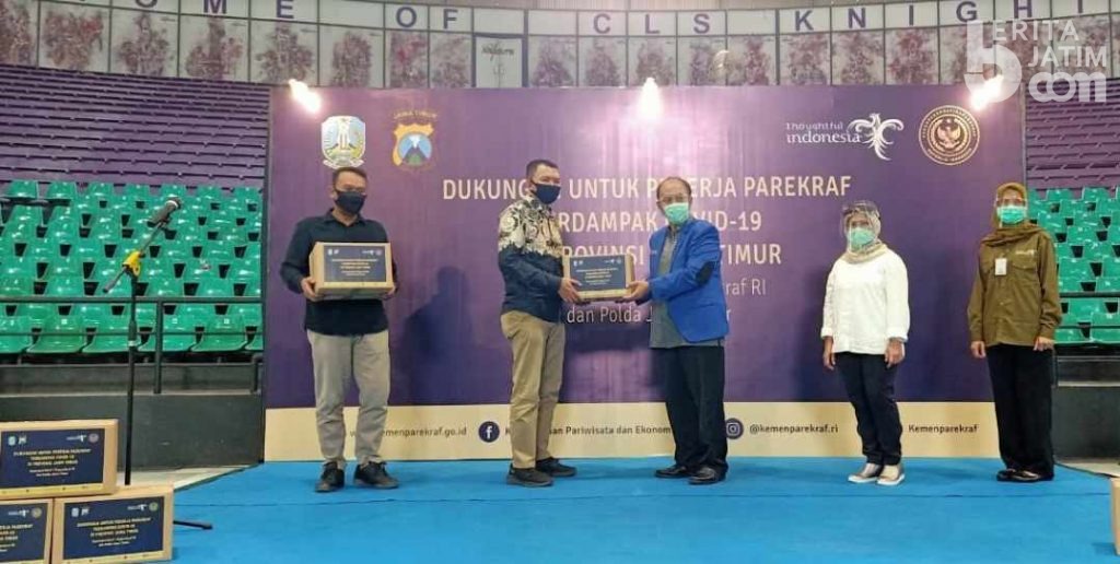 Kemenparekraf Serahkan Bantuan Tahap Kedua untuk Pelaku Pariwisata di Jatim