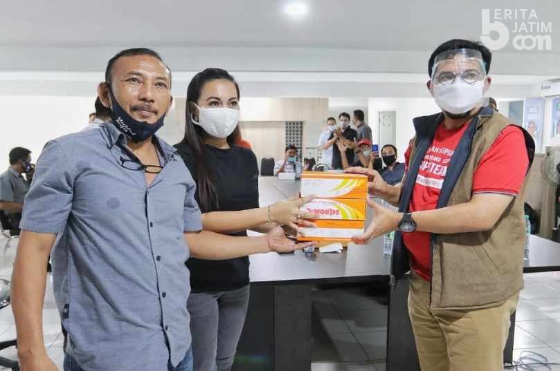 Warga Surabaya Kekurangan Multivitamin, Cak Machfud Langsung Salurkan Bantuan