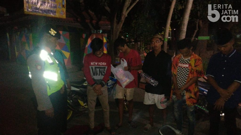 Polisi Ciduk 5 Remaja Pesta Miras di Taman Kota