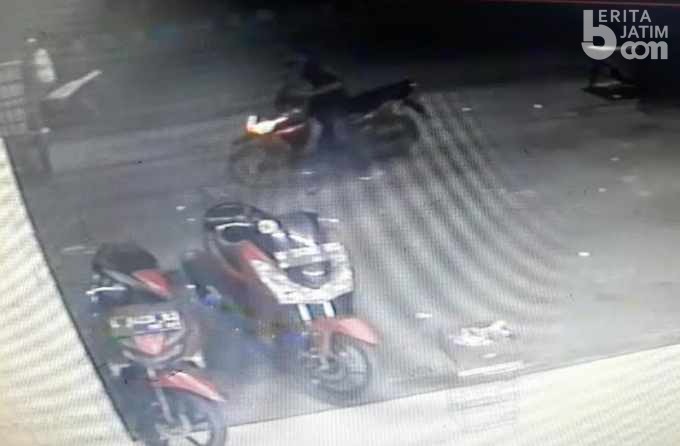 Tidak Sampai 5 Detik, Motor Dicuri di Minimarket Manukan Tama Surabaya
