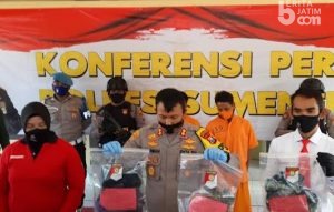 Pembunuhan Isu Santet: Korban Dipancing Naik ke Kapal