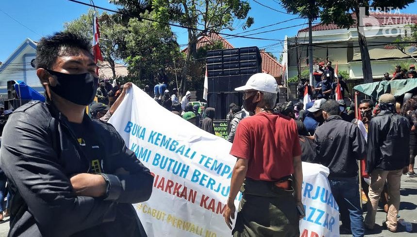 Jika Tak Ditemui Risma, Pendemo Ancam Tidur di Balai Kota Surabaya
