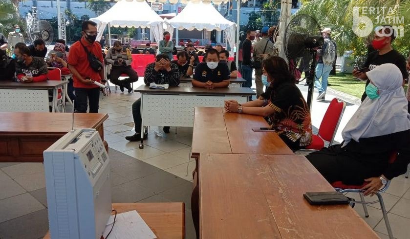 Warga Surabaya Boleh Gelar Hajatan, Asal Jangan Salaman
