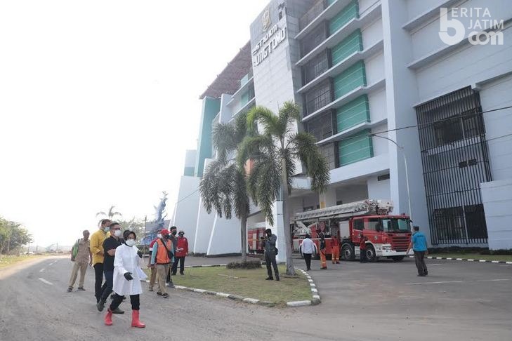 Risma Pimpin Langsung Perbaikan Stadion GBT