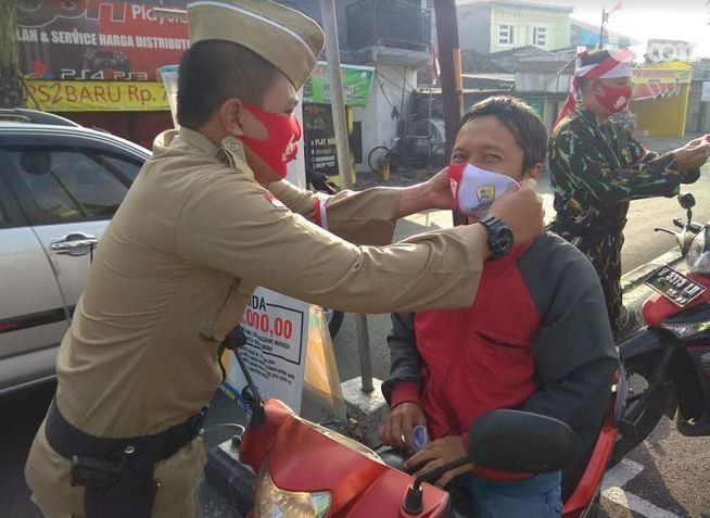 Pakai Baju Ala Pejuang, Polisi Gresik Bagikan Masker