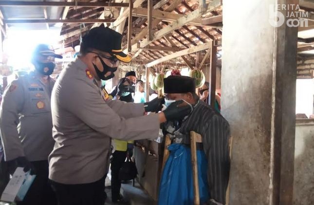Tak Pakai Masker di Bangkalan, Denda Rp 50 Ribu atau Bersihkan Makam