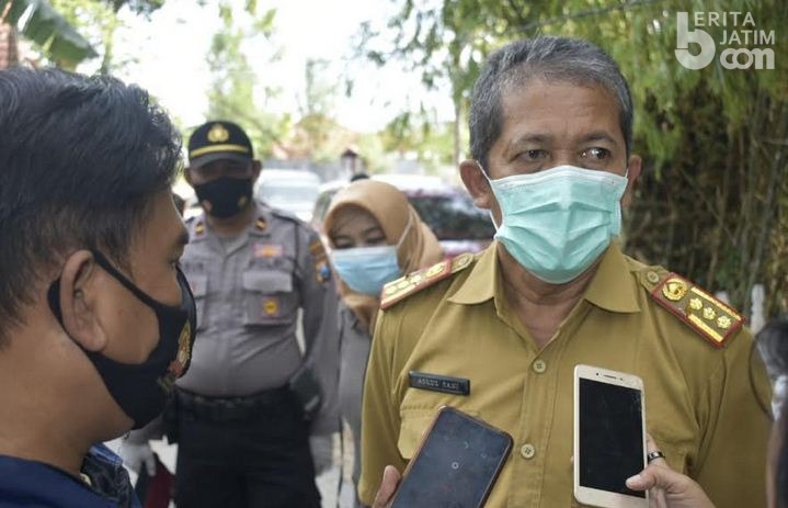Warga Sampang Buka Peti Jenazah Covid lalu Memandikannya